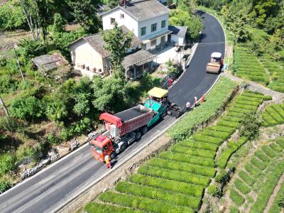 开展精细化管养 匠心铺就畅安路