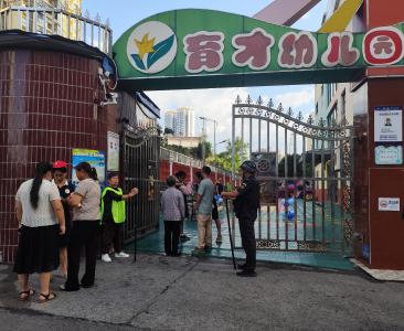 开学首日护校岗  多方携手共护航