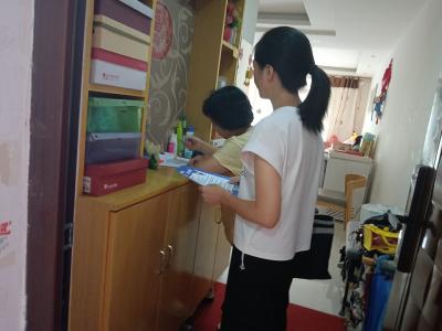 反诈宣传进家门 筑牢社区安全网