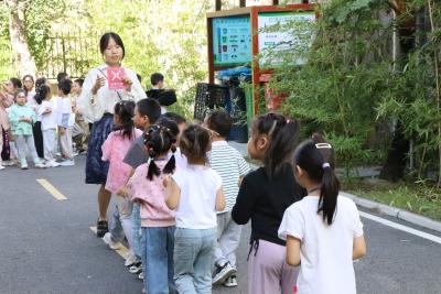 “垃圾车”开进幼儿园！趣味游戏学分类