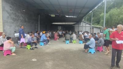支书化身支客师，屋场会上讲整治