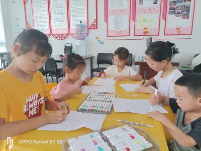 鸦鹊岭镇：画笔传情谊 童心敬师恩