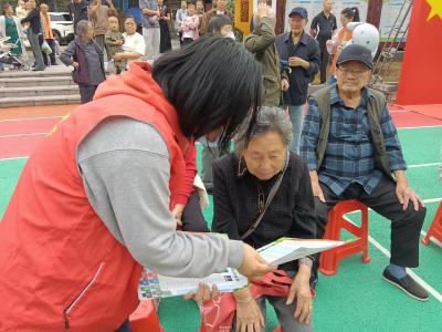 垃圾分类在手中 环境保护在心中