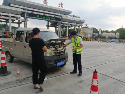 引擎盖冒烟货车陷窘境，志愿者“灌水”解危局
