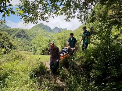 耄耋老人深山遇险情 医护翻山蹚水护平安