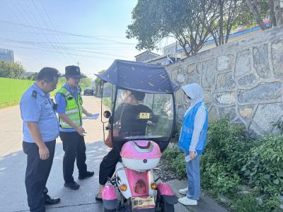 反诈宣传“扇”出清凉 交通劝导护平安