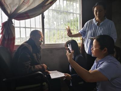 暖心上门服务！三峡农商银行助行动不便老人换发三代社保卡