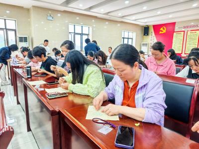 串珠成链“织”增收 夷陵区手工课程点亮妈妈们创富路