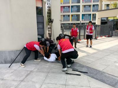 加强反恐防暴演练 创建安全育人环境
