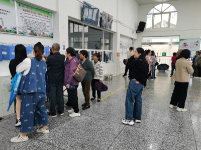 家校共赴“童年之约”，食堂透明化讲解成焦点