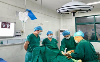 暮色中的生命护航：多科协作紧急救治采茶受伤农户