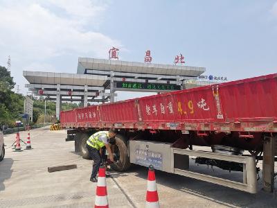 货车高速出口爆胎急，宜昌北收费站“爱路-AiLu”志愿者援手暖人心