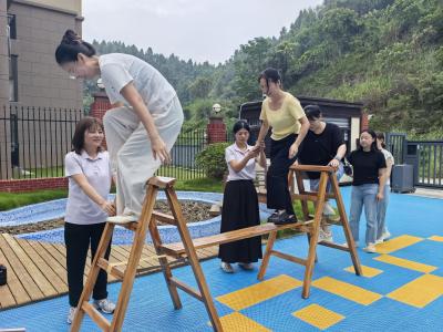 分龄指导话成长 体验互动育花开