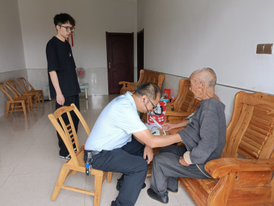 入户随访送关怀 健康服务暖民心