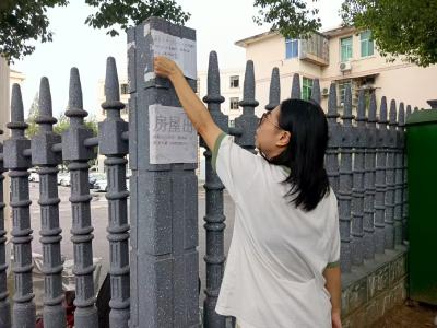 清除社区野广告 扮靓家园新面貌