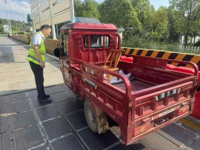 最暖“拦截”！老人骑三轮欲上高速，收费员这一举动被点赞