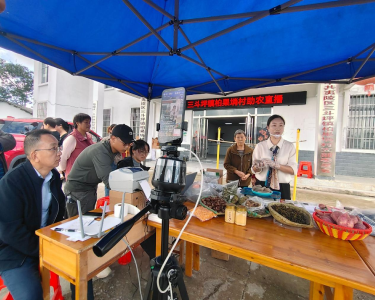 三斗坪镇柏果埫村：助农直播“云带货”土特产 打开增收新销路