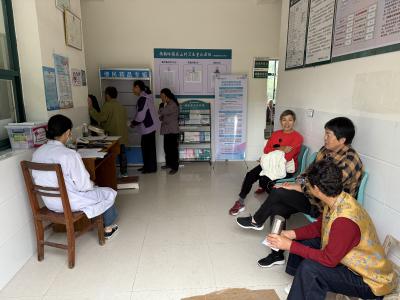 鸦鹊岭镇：开展义诊活动 保障妇女健康