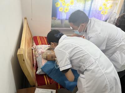 家医上门解难题 医护到家暖人心