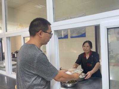 鸦鹊岭镇：方寸餐盒藏暖意，货车司机遇温情