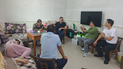 委员携手 共传关爱