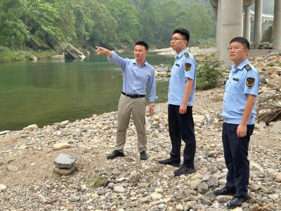 联合巡查河道 共护绿水青岸