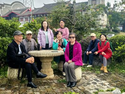 秋高气爽又重阳 敬老情浓暖意长