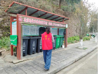 峡江社区：志愿者为垃圾分类点把关