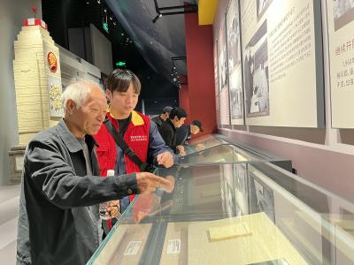 夷陵供电开展“观大坝雄姿 寻三峡记忆”重阳节主题活动