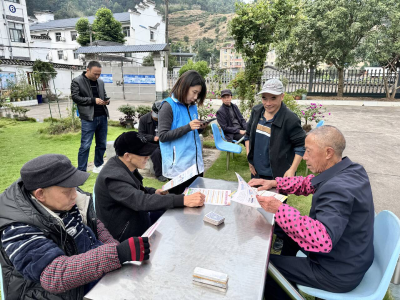 暖心服务零距离 社保守护夕阳红