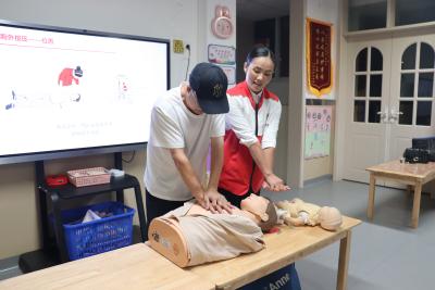“最美红十字人”入园授课 急救培训为校园安全“加码”