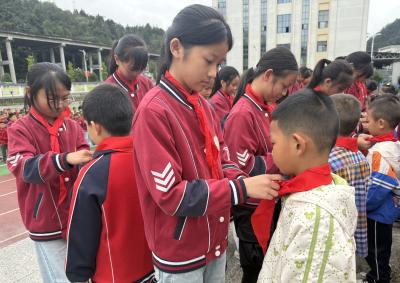雾渡河镇中心小学举行2025年新队员入队仪式