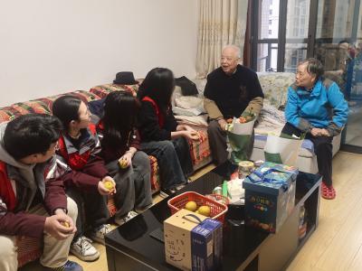 锦江社区：志愿服务暖老兵 校社共传红色情