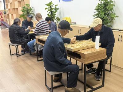 家园里的欢笑，指尖上的希望