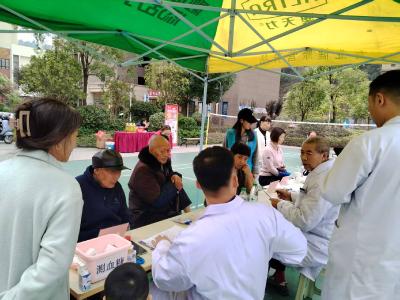 重阳义诊进小区 健康服务暖人心