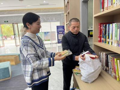 润物无声邻里情  爱心共享传书韵