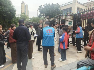 绿洲社区：警格联动，校门口送上反诈“安心礼”