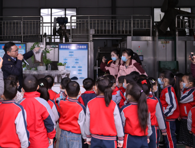 萌娃探秘厨余站，巧播分类环保心