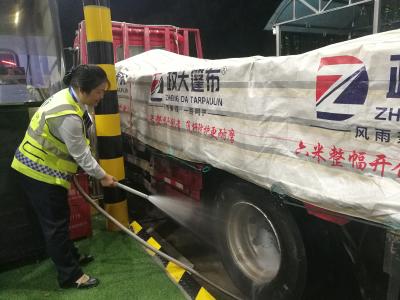 货车收费站刹车冒烟 志愿者15分钟火速救援
