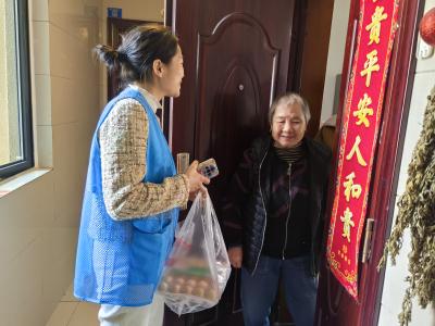 网格敲门送暖意 锦湖敬老情正浓