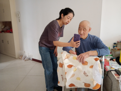 社区上门办认证 贴心服务暖“银龄”