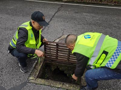 雨幕中的坚守：宜昌北收费站多措并举护航司乘平安路