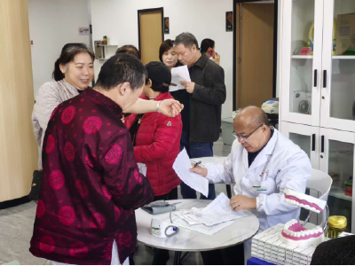 情暖金秋送关怀 健康体检进社区