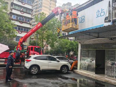 雨季户外广告专项排查 消除隐患保障市民安全