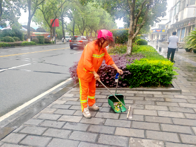国庆在岗护洁净 环卫坚守践初心
