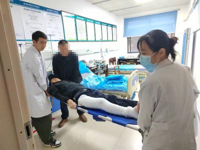 跨科室接力 为骨折老人架起“生命转运桥”