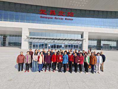 银龄心向党 情暖重阳节——区卫健局组织退休干职工开展重阳节活动