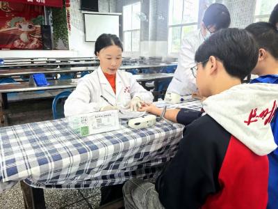 医校联动护成长，健康体检进校园