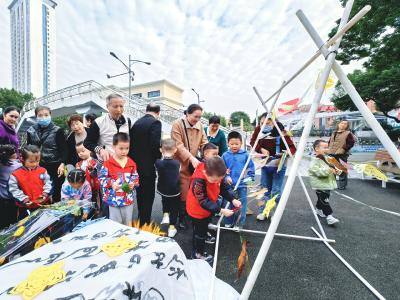 剪纸传情敬重阳 夷幼萌娃以行践孝