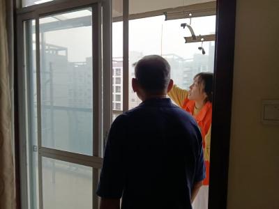 社区网格员暖心走访 为独居老人解“漏水”之忧